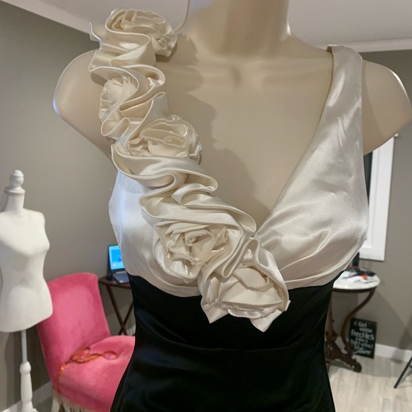 Women's Formal Dress - Picture 9 of 9